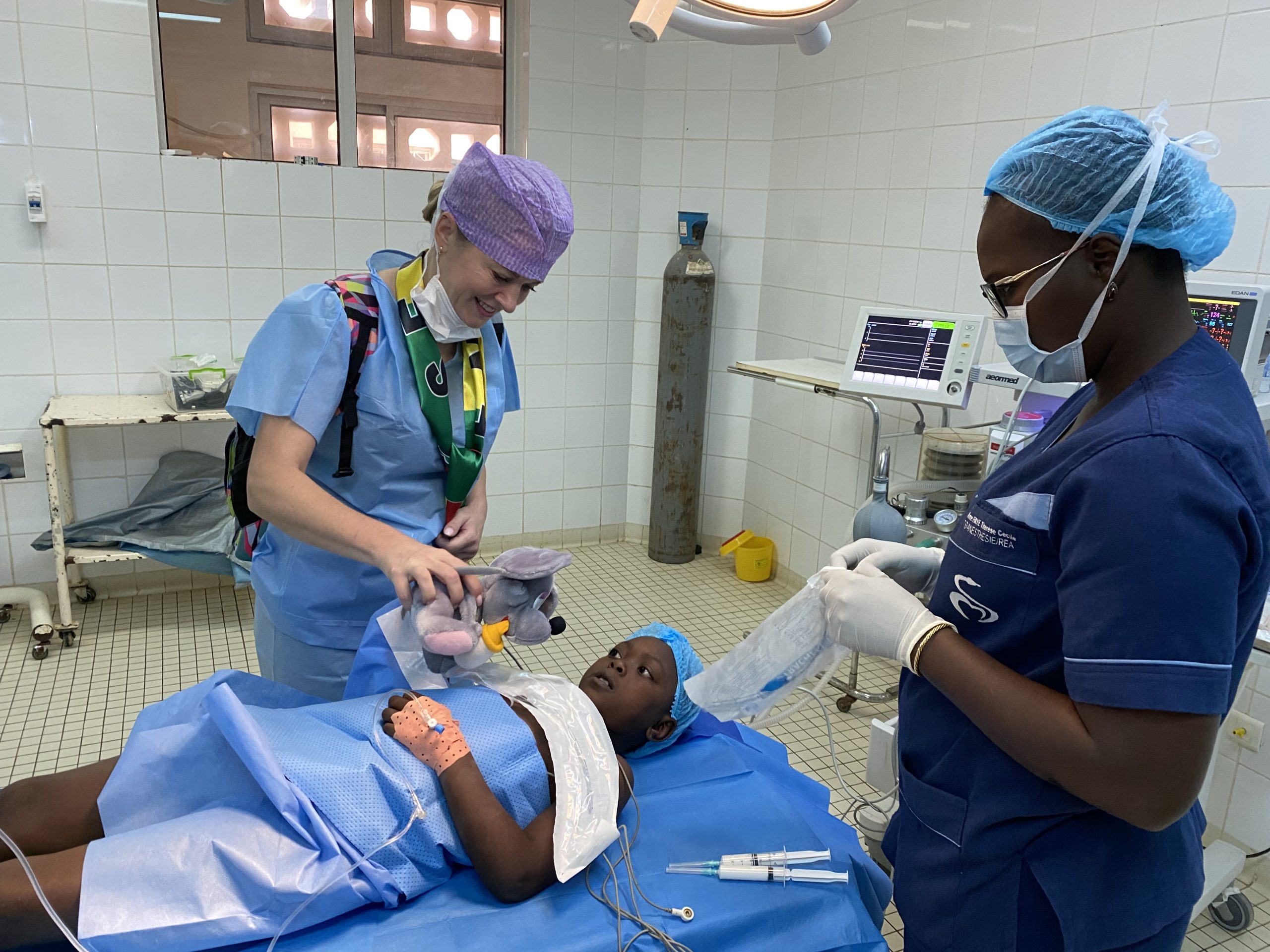  Sestra Soprová uklidňuje dětského pacienta na operačním sále před operací.